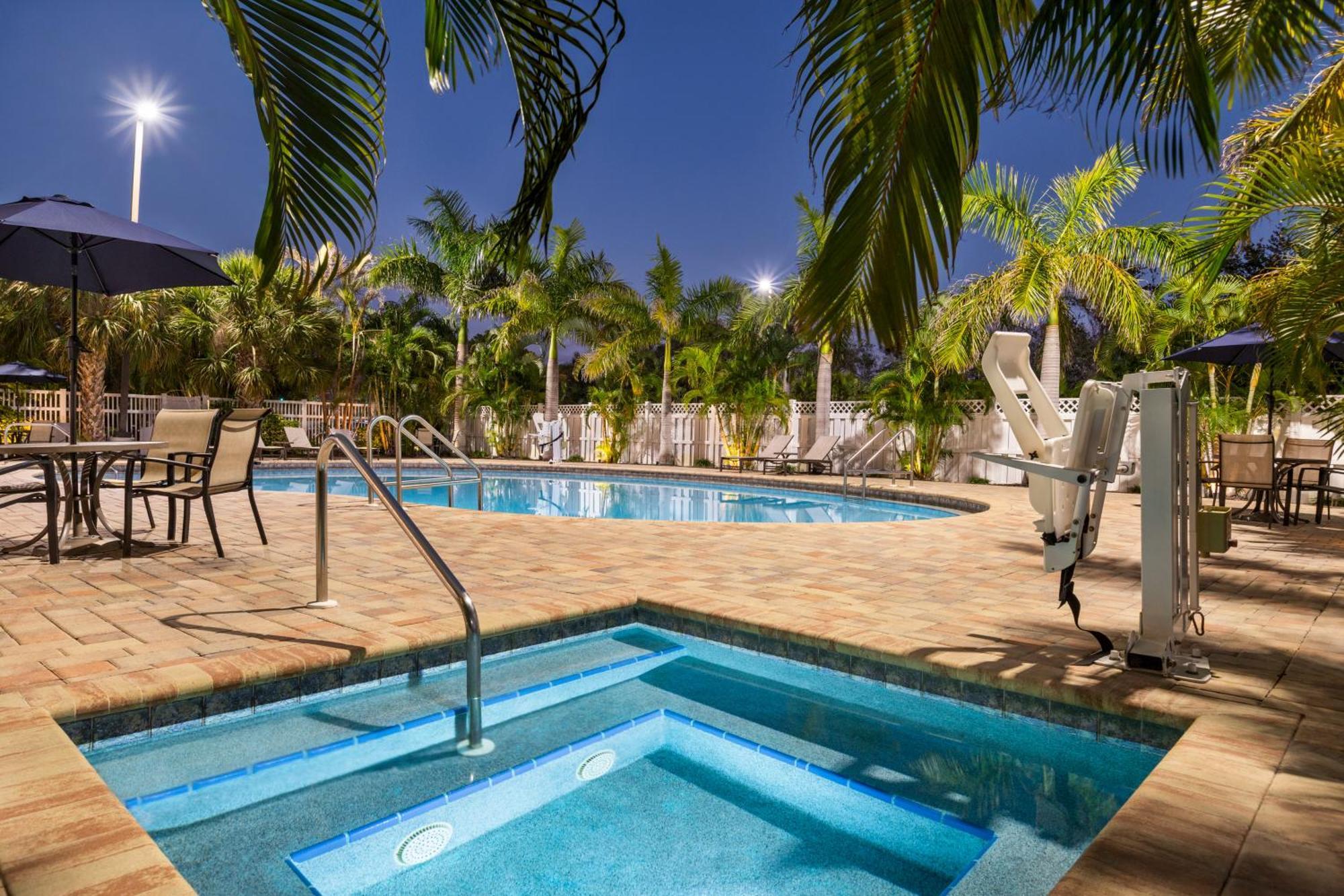 Spark By Hilton Sarasota Siesta Key Gateway Exterior photo