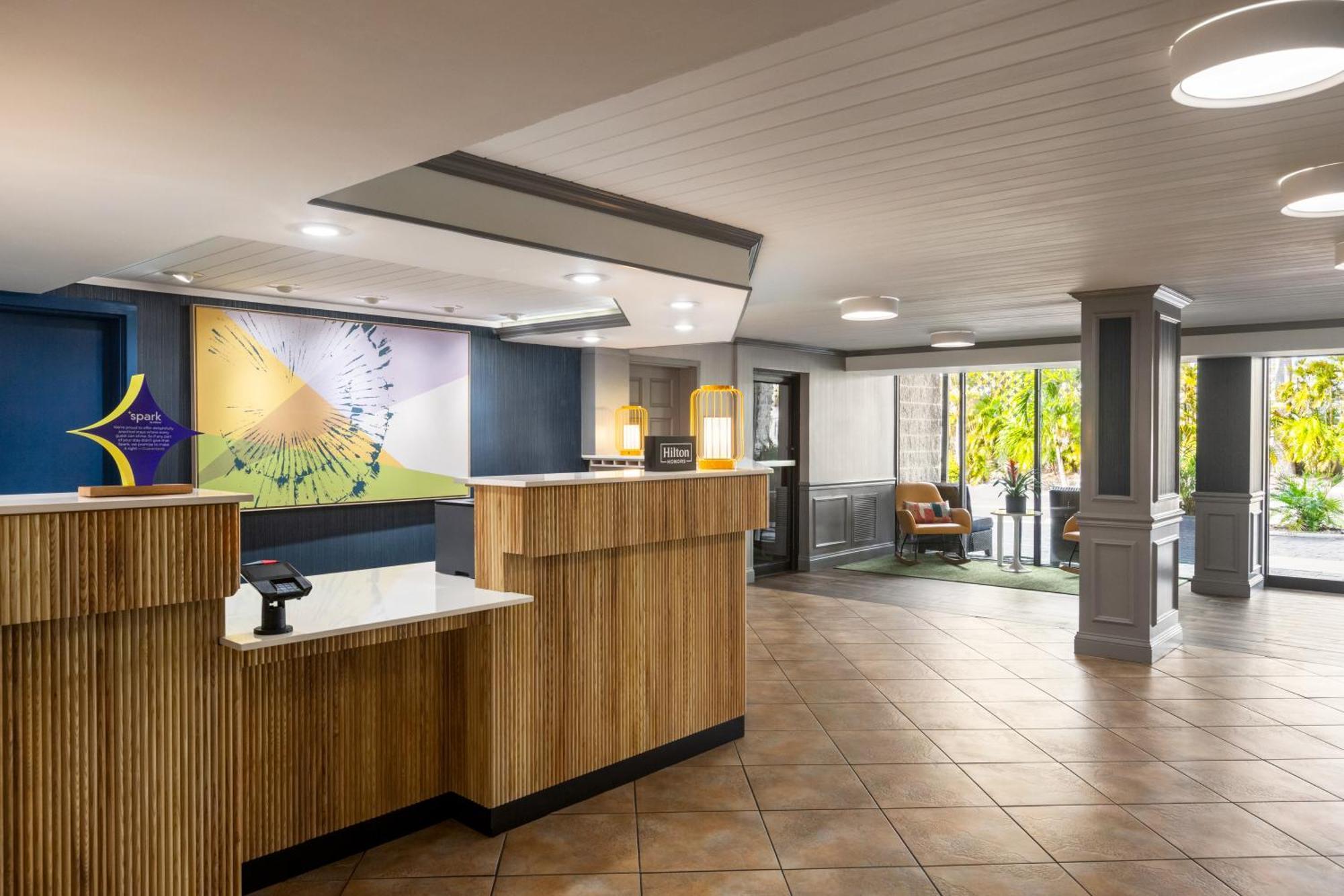 Spark By Hilton Sarasota Siesta Key Gateway Exterior photo