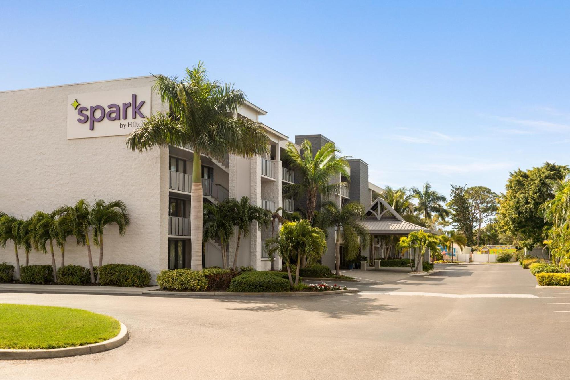 Spark By Hilton Sarasota Siesta Key Gateway Exterior photo
