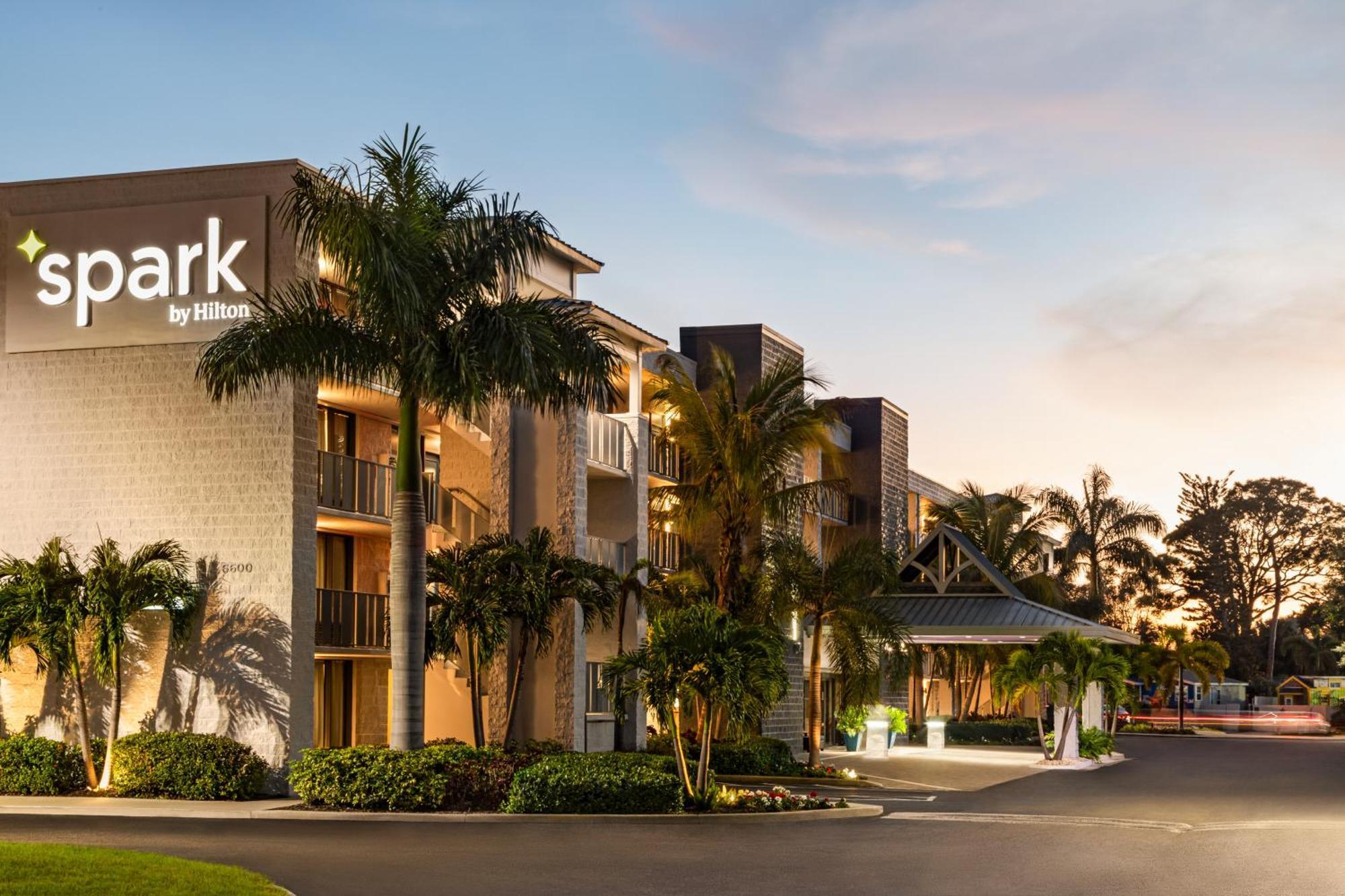 Spark By Hilton Sarasota Siesta Key Gateway Exterior photo